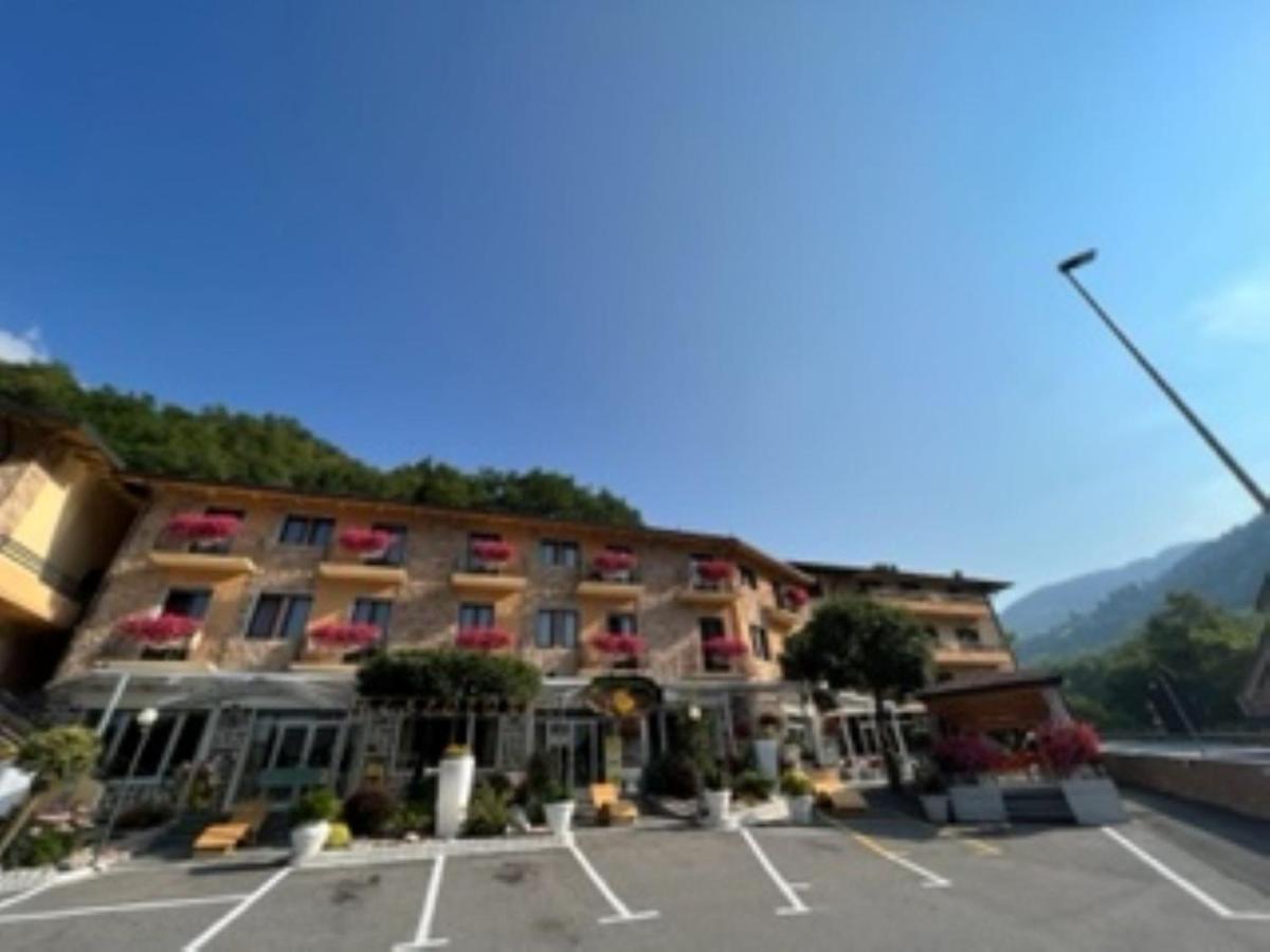 Hotel Iscla Едоло Екстериор снимка